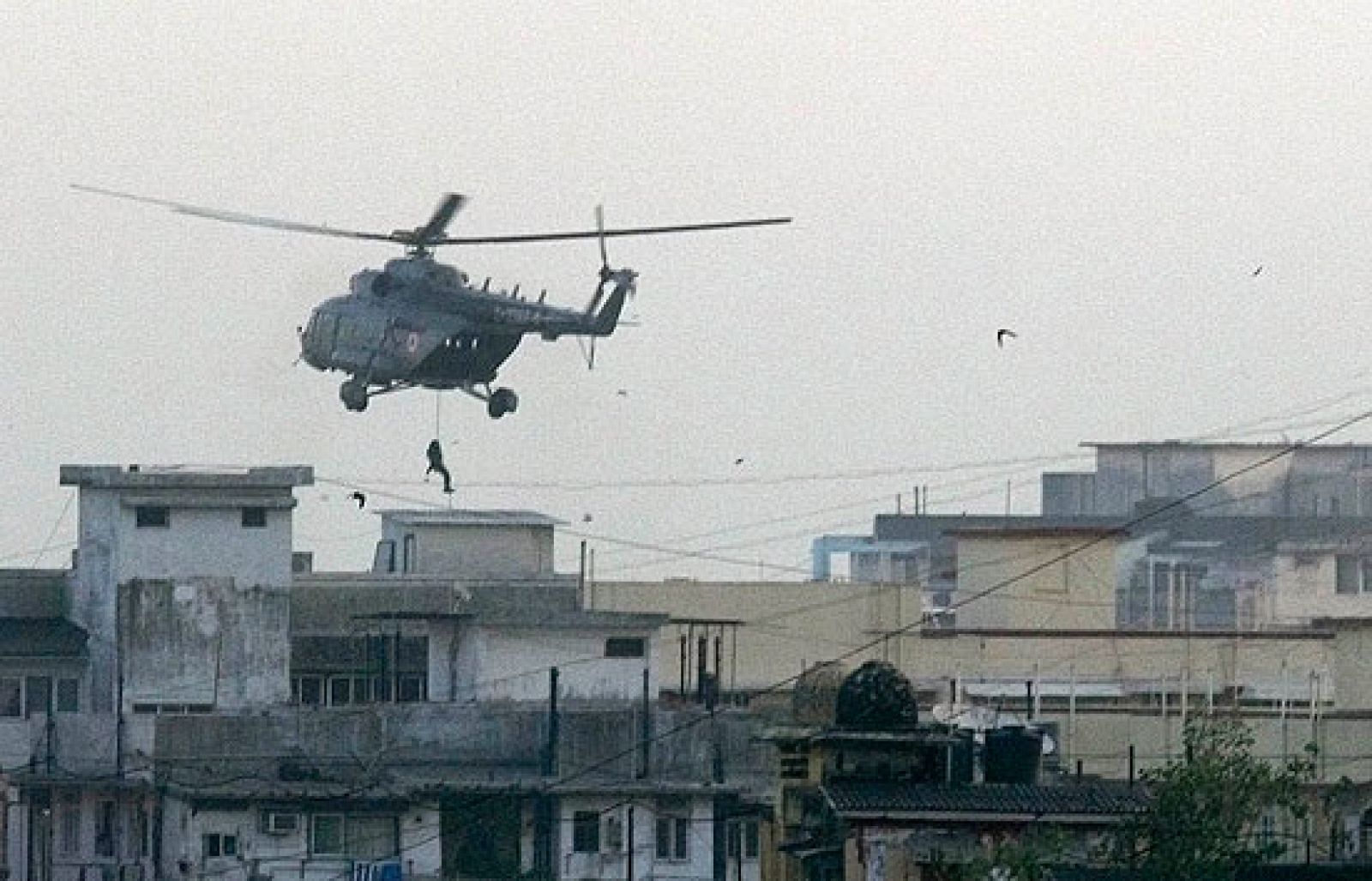Las fuerzas de elite lanzan una ofensiva simultánea para liberar a los rehenes del hotel Oberoi y el centro judío de Bombay.