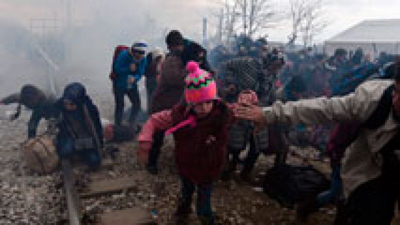 La policía de Macedonia usa gases lacrimógenos para dispersar a cientos de inmigrantes