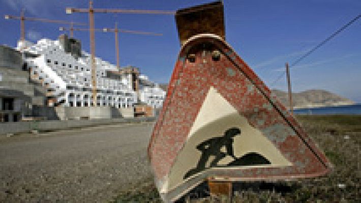 El Gobierno y la Junta de Andalucía financiarán a medias la demolición del Algarrobico