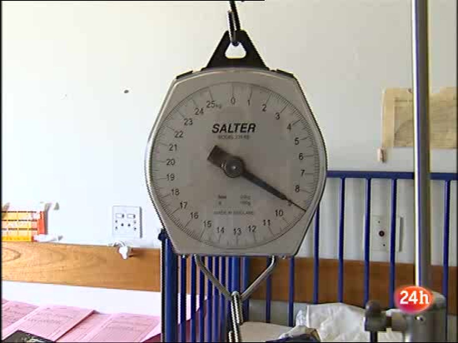  Veinte  millones de niños con desnutrición severa luchan por la vida, la mayoría en África. Allí se está extendiendo un tratamiento efectivo y barato que puede evitar hasta el 90 % de las muertes . Se trata de una pasta hecha a base de cacahuetes, minerales y vitaminas. Pero de momento ese tratamiento terapéutico solo llega al 3% de los  que lo necesitan."El Mundo en 24 Horas" se emite los miércoles a las 22.30 horas en el Canal 24 Horas de RTVE.