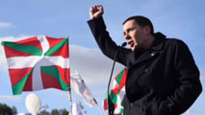 Otegi se declara "preso político" a su salida de la cárcel 