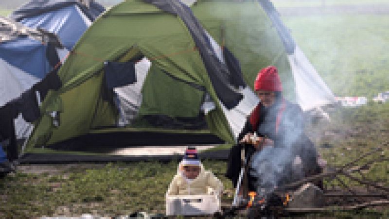 Prosigue la evacuación de la 'jungla' de Calais y empeora la situación de los migrantes en Grecia