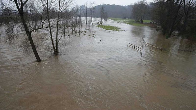 La fuerte crecida del Ebro amenaza con nuevas inundaciones en Aragón