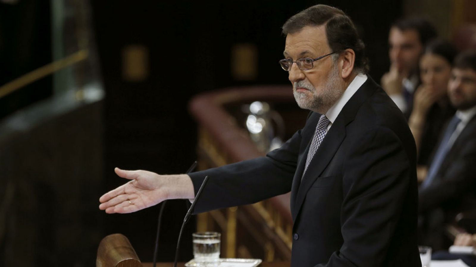 Rajoy acusa a Sánchez de tomar el pelo a los españoles y le llama "bluf" en el debate de investidura