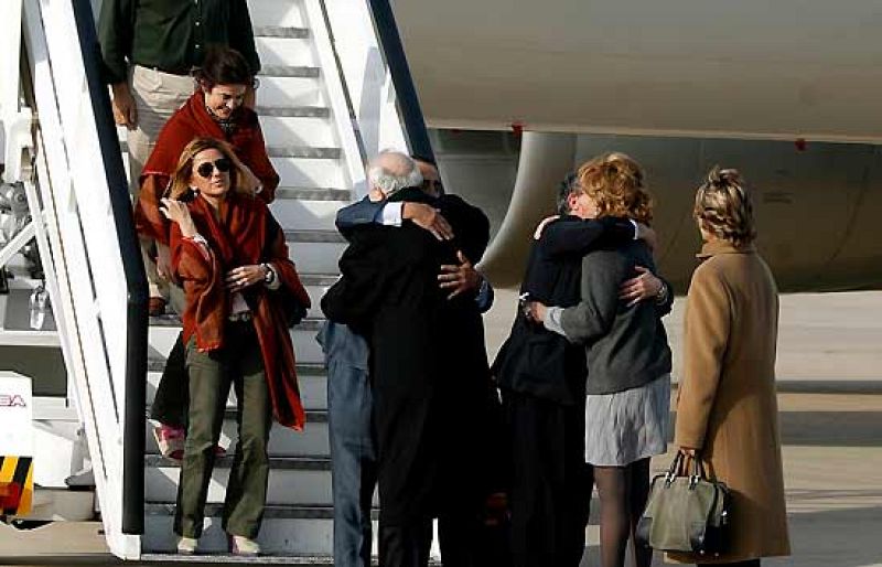 El Airbus de la Fuerzas Armadas que transportaba a parte de los españoles atrapados en Bombay por los atentados ha sido recibido por Moratinos y Esperanza Aguirre.