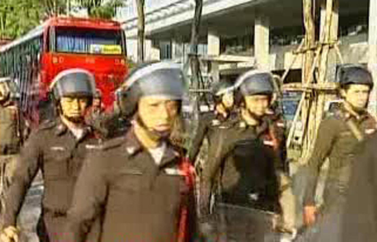 Y miles de turistas siguen sin poder salir del país; entre ellos, 300 españoles. El Gobierno ha desplegado fuerzas antidisturbios y ha pedido a los manifestantes que se disuelvan inmediatamente.