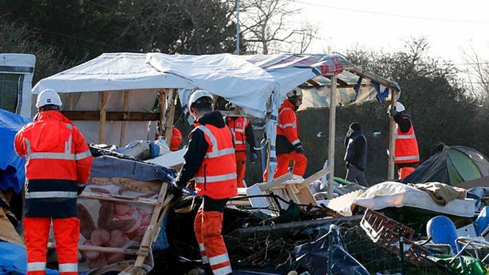 Telediario 1 - Francia continúa desmantelando el campamento de la 'jungla de Calais'