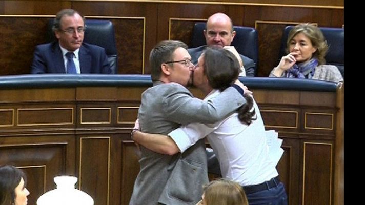Telediario 1 - El beso de Pablo Iglesias y Xavier Domènech ha inundado las redes sociales