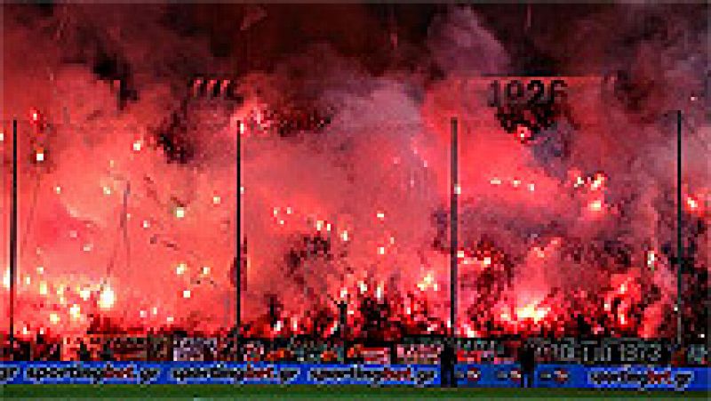 La violencia en las gradas obligó este miércoles al árbitro a suspender la semifinal de la Copa de Grecia entre el PAOK Salónica y el Olympiakos, en el minuto 89 del partido.