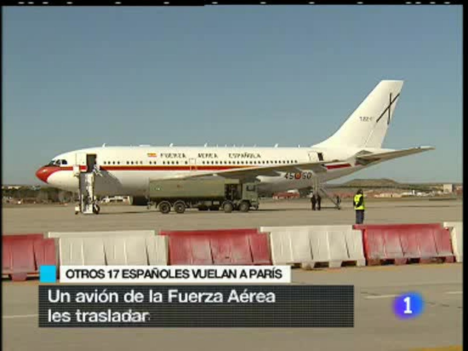El ministro de Asuntos Exteriores, Miguel Ángel Moratinos, y la presidenta de la Comunidad de Madrid, Esperanza Aguirre, han recibido a la expedición en la base aérea de Torrejón.