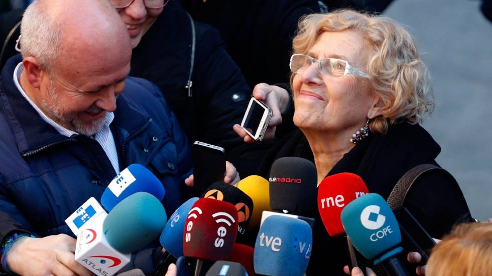 Carmena matiza que no pide a Iglesias apoyar un gobierno de Sánchez con C's sino un gobierno de izquierdas | Ver