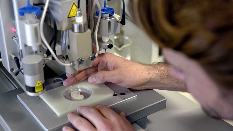 La feria Aula ha intentado adivinar cámo será la educación del futuro... Los estudiantes no sólo leerán las matemáticas, las ciencias naturales o la geografía.... También las tocarán, gracias a impresoras 3D. Aprenderán jugando... Cualquier contenido