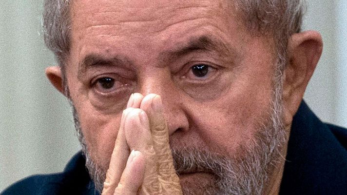 Telediario 1 - La policía brasileña detiene a Lula da Silva por presunta corrupción y registra su casa