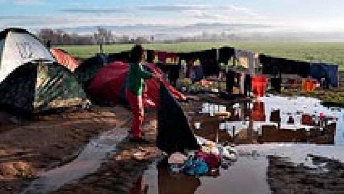 Telediario 1 - El mal tiempo agrava las condiciones de los miles de refugiados que siguen en la frontera entre Grecia y Macedonia