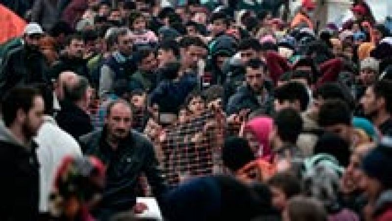 Miles de personas siguen bloqueadas en la frontera entre Grecia y Macedonia