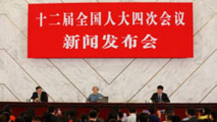 Telediario 1 - China recorta su meta de crecimiento