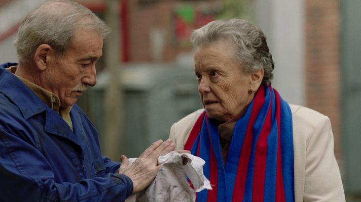 Cuéntame cómo pasó - Herminia vuelve al barrio en un autocar del Barça