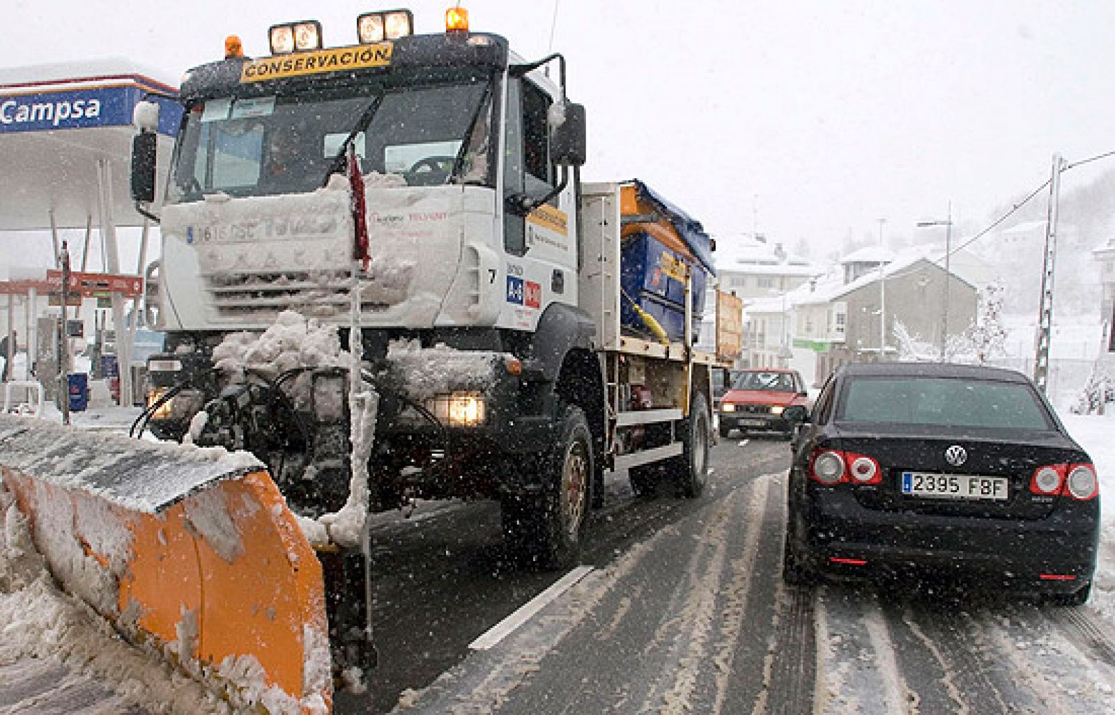 El temporal cubre el norte de nieve y complica las carreteras