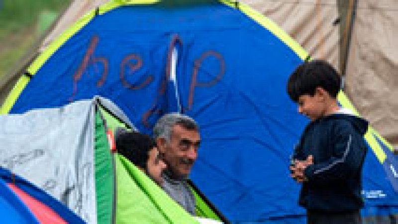 Los refugiados esperan una solución que les permita acogerse en Europa