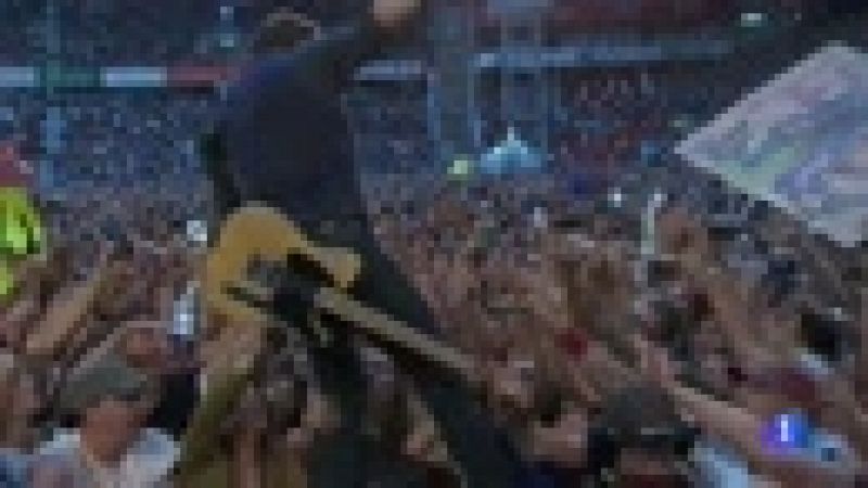 Las 55.000 entradas para el concierto de Bruce Springsteen & The E  Street Band el 21 de mayo en el estadio Santiago Bernabéu de Madrid  se han agotado en tres horas, según confirma la promotora Doctor  Music. 

   Así las cosas, este 'sold out' se suma también al conseguido para  el concierto del 14 de mayo en el Estadio Camp Nou de Barcelona, con  capacidad para 65.000 espectadores. 
