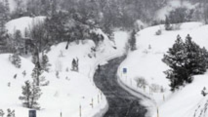 Nuboso y nevadas en gran parte de la mitad norte peninsular