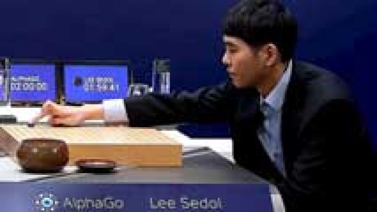 Telediario 1: AlphaGo gana la primera partida de máquina contra humano en el juego de "go" | RTVE Play