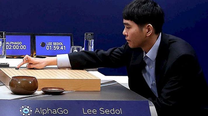 Telediario 1 - AlphaGo gana la primera partida de máquina contra humano en el juego de "go"