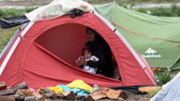 Miles de personas siguen atrapadas en Idomeni, en la frontera entre Grecia y Macedonia