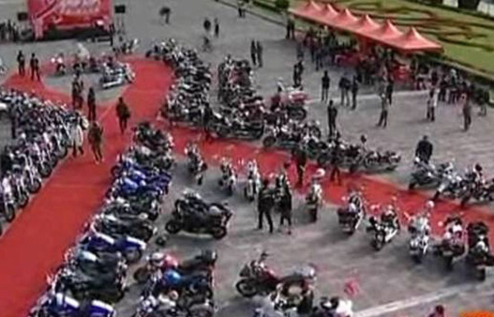 Ya han comenzado los actos conmemorativos por la celebración del Día Mundial contra el Sida. En Pekín, se ha desplegado un gran lazo rojo en el estadio el Nido de Pekín. 