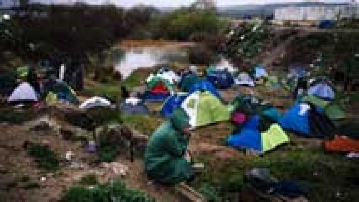 Los refugiados siguen llegando al campamento de Idomeni, donde ya hay más 14.000 personas