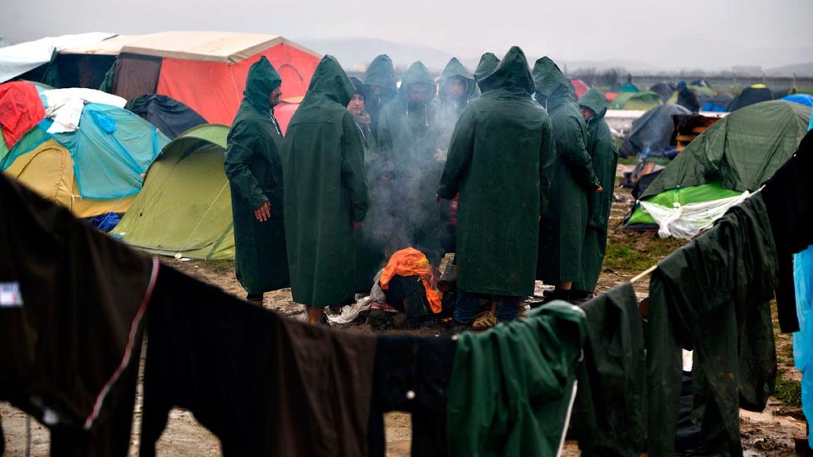 Los refugiados siguen llegando al campamento de Idomeni, donde ya hay más 14.000 personas