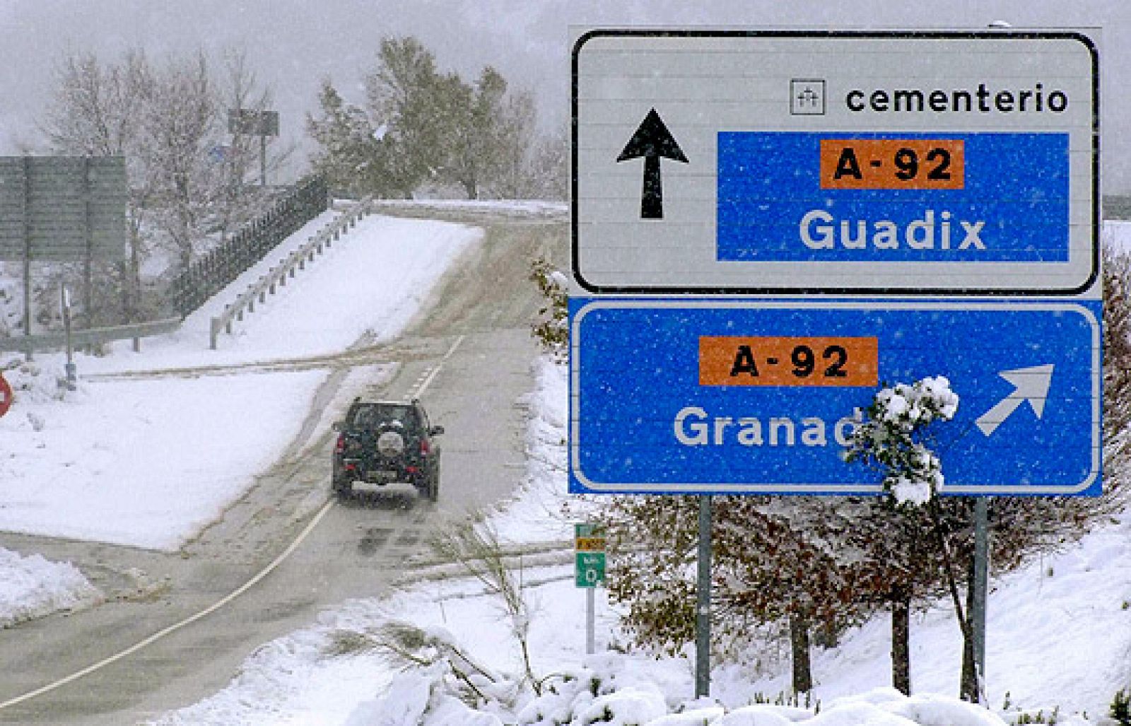 Las nevadas cortan carreteras en el norte y el sureste