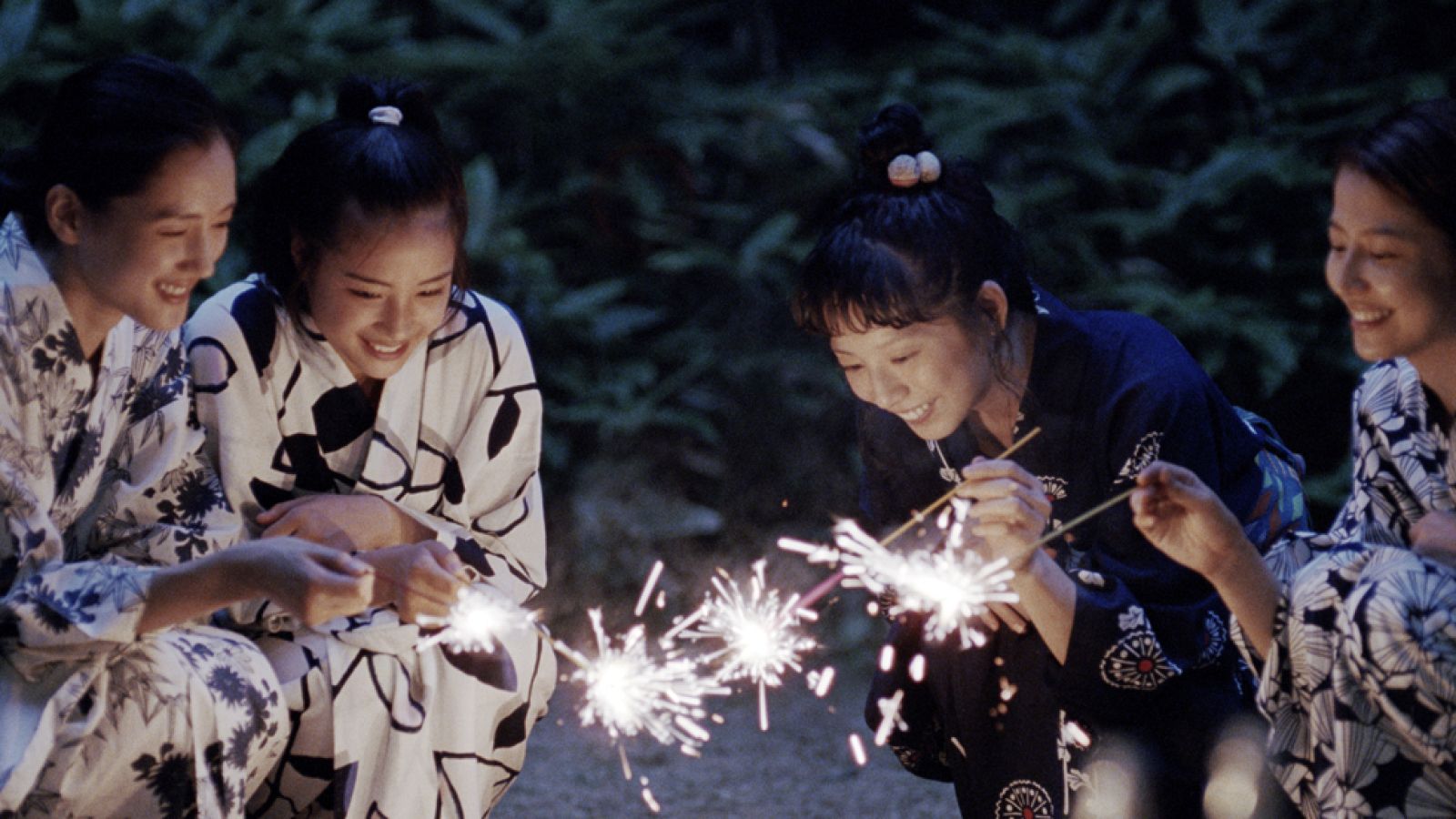 Tres hermanas, Sachi, Yoshino y Chika, comparten casa en la ciudad de Kamakura. Cuando muere su padre, al que no han visto en 15 años, las tres viajan al campo para asistir al entierro y conocen a Suzu, su tímida hermanastra adolescente. No tardan en encariñarse con ella y la invitan a vivir en la ciudad. Así empieza una nueva vida de alegrías y descubrimientos para las cuatro.¿