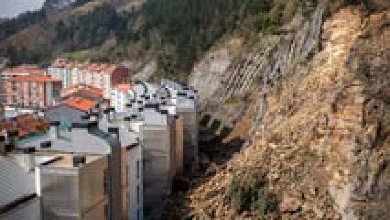 Más de 170 familias desalojadas en Ondarroa por el desprendimiento de una ladera