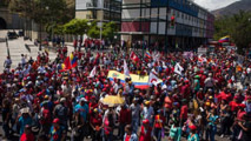 Miles de opositores y oficialistas protestan en Caracas por separado contra Maduro y Obama
