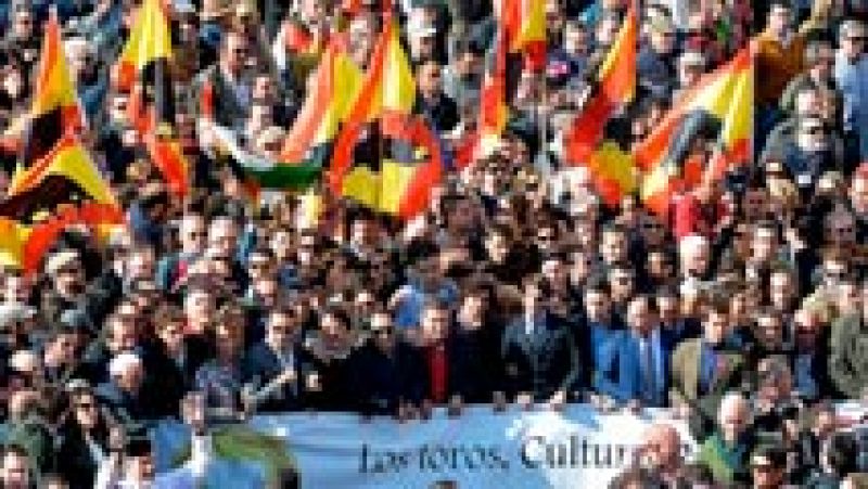 Miles de personas se manifiestan a favor de la fiesta de los toros en Valencia