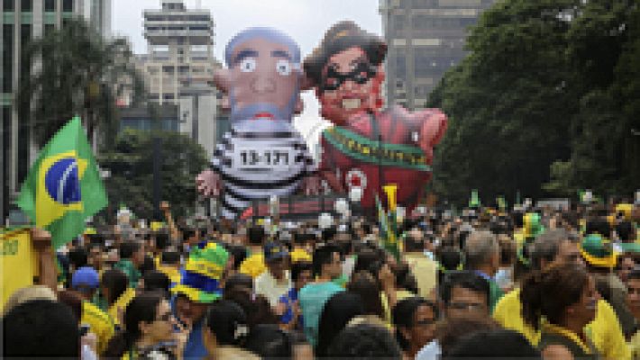 Telediario 1 - Manifestaciones en Brasil para pedir la renuncia de Rousseff