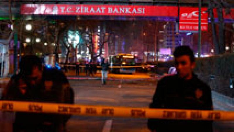 Al menos 27 muertos al estallar un coche con explosivos en Ankara