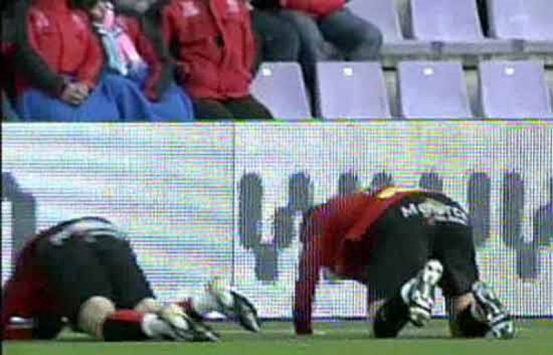 Nuevo susto en un campo de fútbol de Primera División. El jugador del Real Mallorca, David Navarro, cayó desvanecido en una jugada contra el Valladolid.