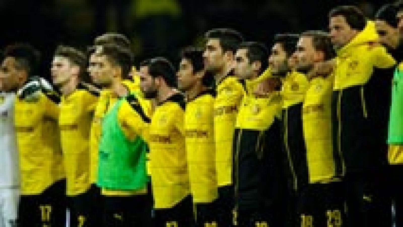 Homenaje del Borussia Dortmund a un aficionado fallecido en las gradas | Ver