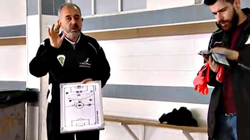 La imagen dio la vuelta al mundo: una reportera en Hungría derribando a Osama con su hijo Zeid en brazos. La escuela de entrenadores de Getafe acudió al rescate de su colega sirio y sus dos hijos pequeños. Desde hace dos meses entrena, con éxito, a l