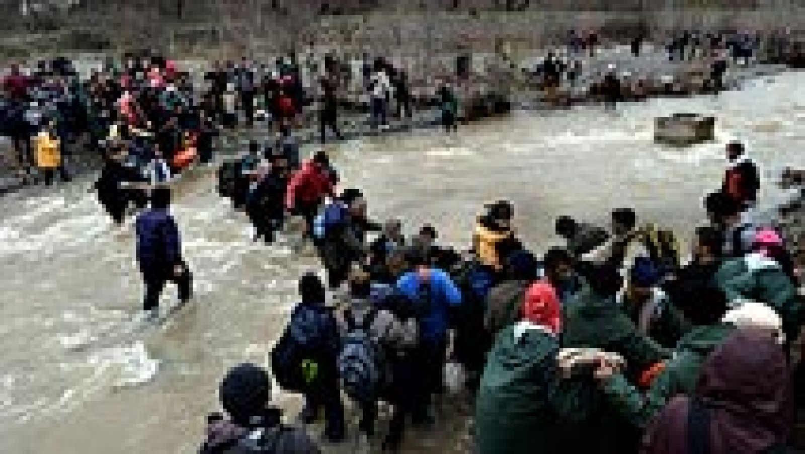 Telediario 1: Miles de refugiados entran en Macedonia tras esquivar el control en el campamento griego de Idomeni | RTVE Play