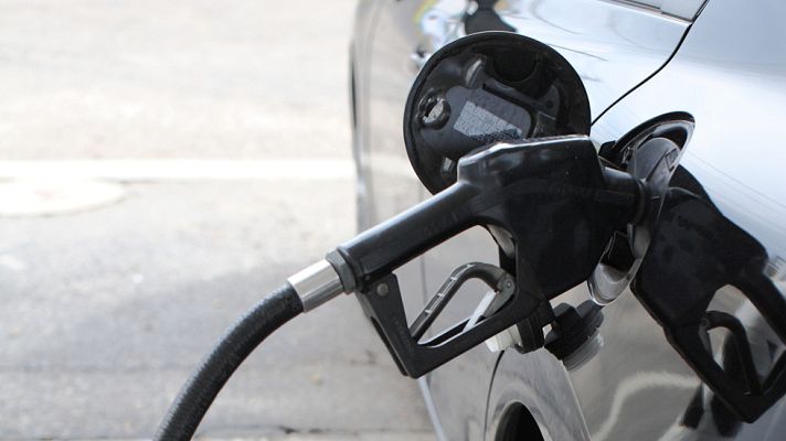 Telediario 1 - Nueve comunidades restringirán el funcionamiento de las gasolineras que funcionan sin trabajadores