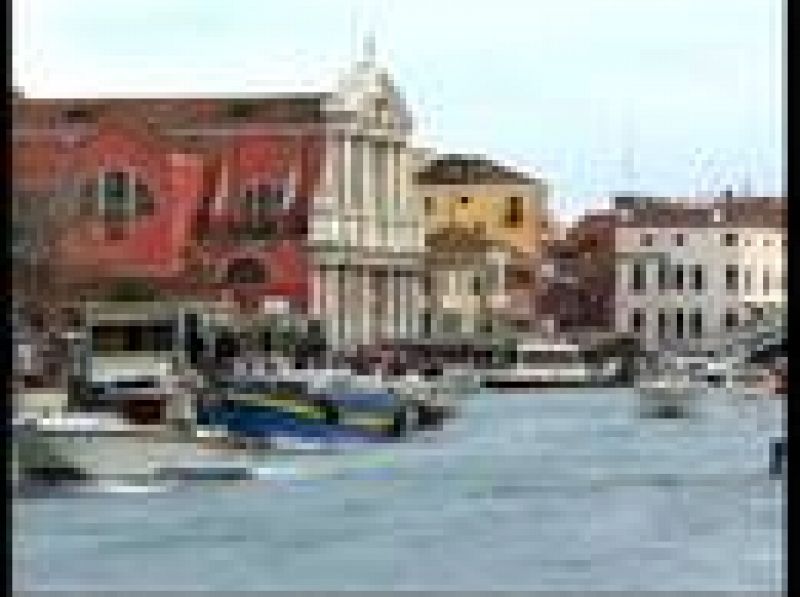 Agua hasta las rodillas en las calles de Venecia