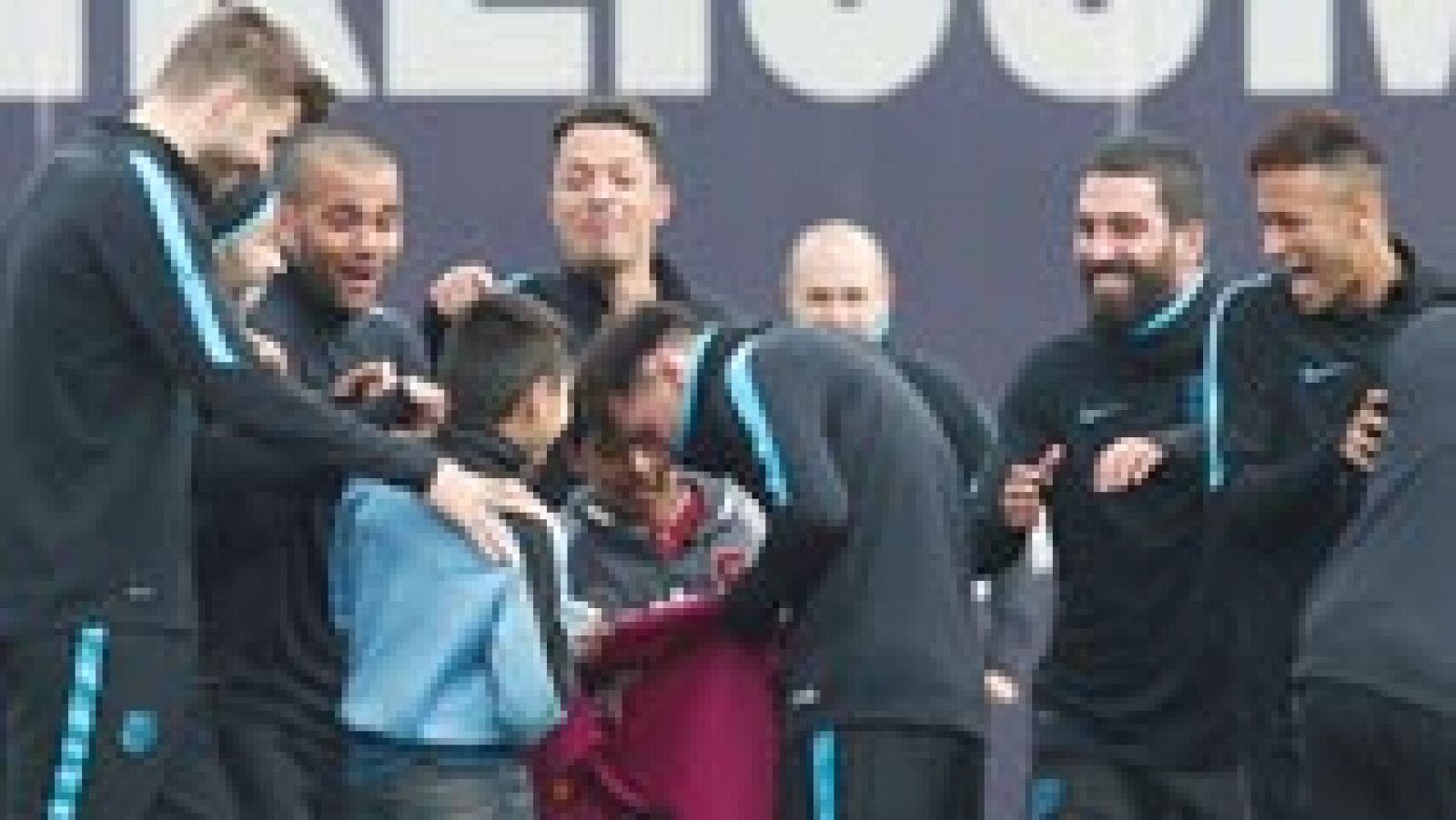 Tres niños se cuelan en el entrenamiento del Barça