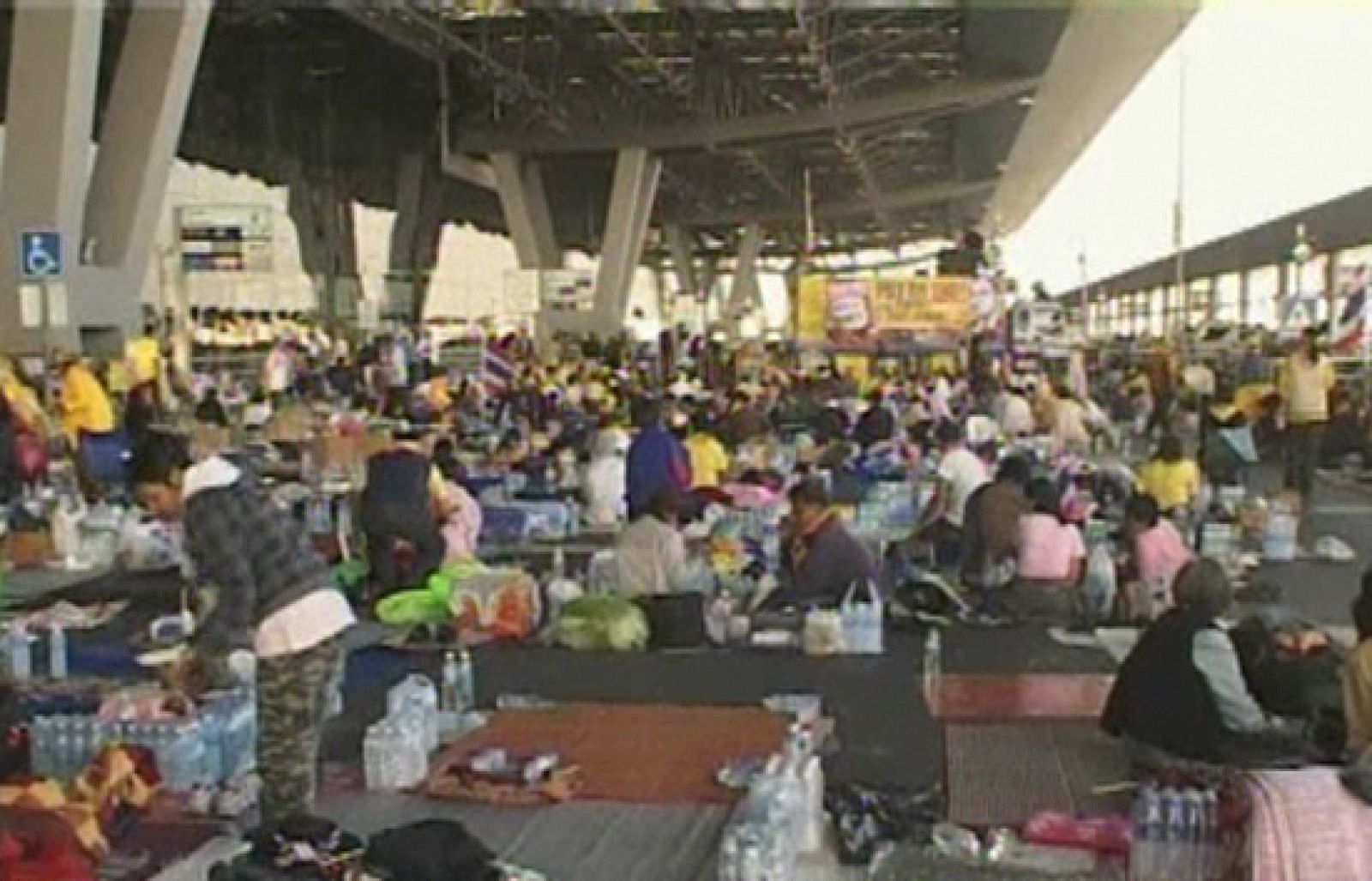 Los manifestantes abandonan la sede del Gobierno tailandés, pero permanecen en los aeropuertos