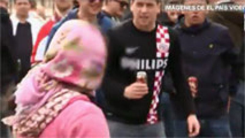 Un grupo de aficionados del PSV humilla a unas indigentes rumanas en el centro de Madrid