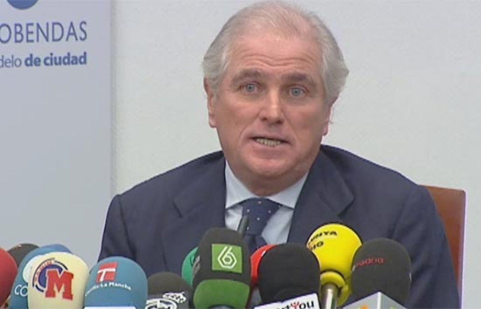 Ramón Calderón, que reitera su confianza en Schuster una semana antes de la asamblea de socios del Real Madrid, admite que vendrán dos fichajes, pero que apoyarán a los jugadores de la plantilla, sin que sustituyan a los futbolistas que ya tiene el equipo 