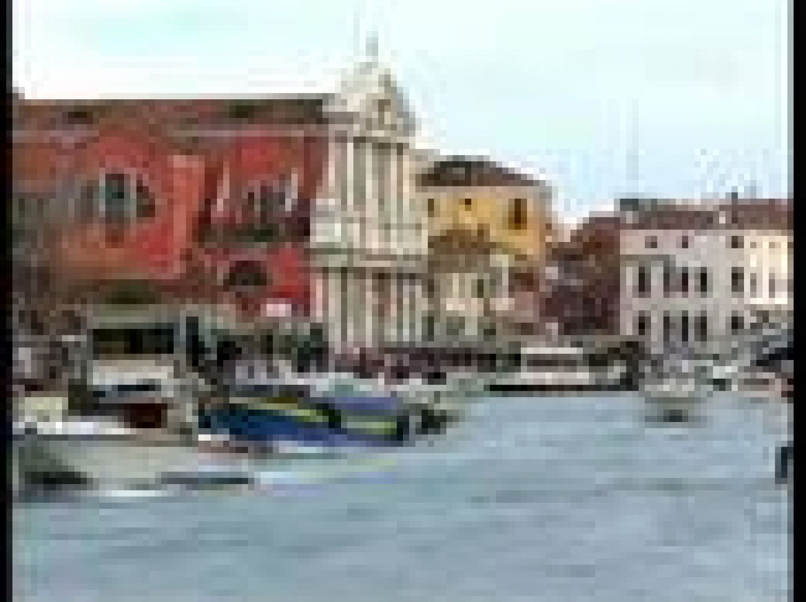 Los turistas abandonan Venecia aunque la alarma ha cesado por el cambio del viento.