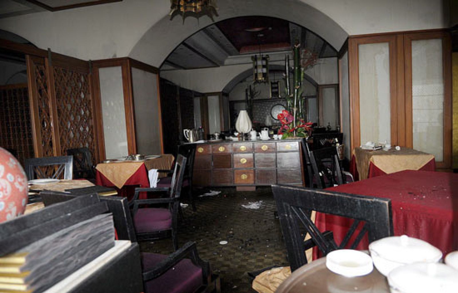 Hoy se han hecho públicas las primeras imágenes del interior del hotel Taj de Bombay después de los atentados de la semana pasada.